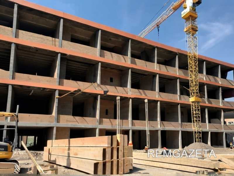 Устойчивость отделки стен к загрязнениям и повреждениям в офисах с высокой проходимостью