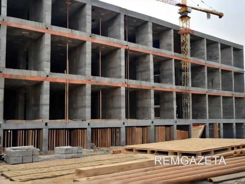 2. Сочетание с другими материалами и элементами декора